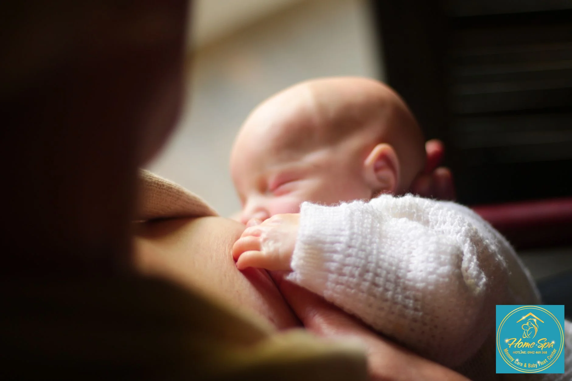 professional photo of a mother breastfeeding her baby in a comfortable and correct position, soft lighting, focus on proper latch, 1024x1024