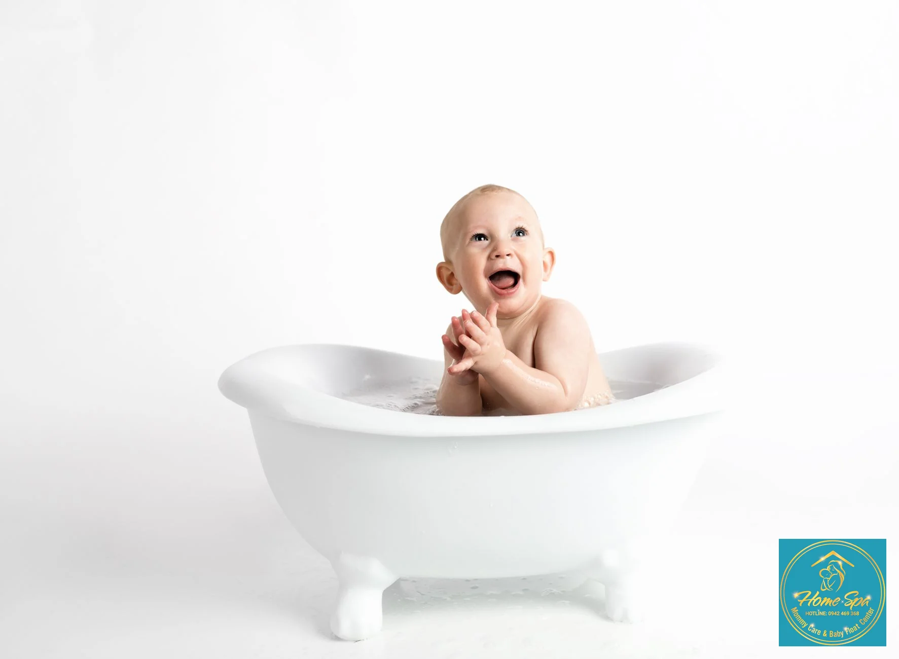 professional photo of a modern baby bathtub with anti-slip features and an ergonomic design, clean and safe, 1024x1024