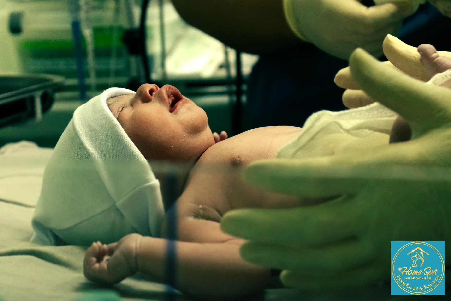professional photo of a nurse giving a newborn baby a gentle bath, focusing on safety and comfort, soft lighting, 1024x1024